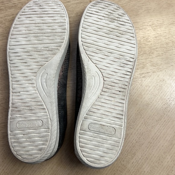 Baretraps are gray/copper Nadra flats. Perforated Floral design. Size 9.5 W - Picture 7 of 9